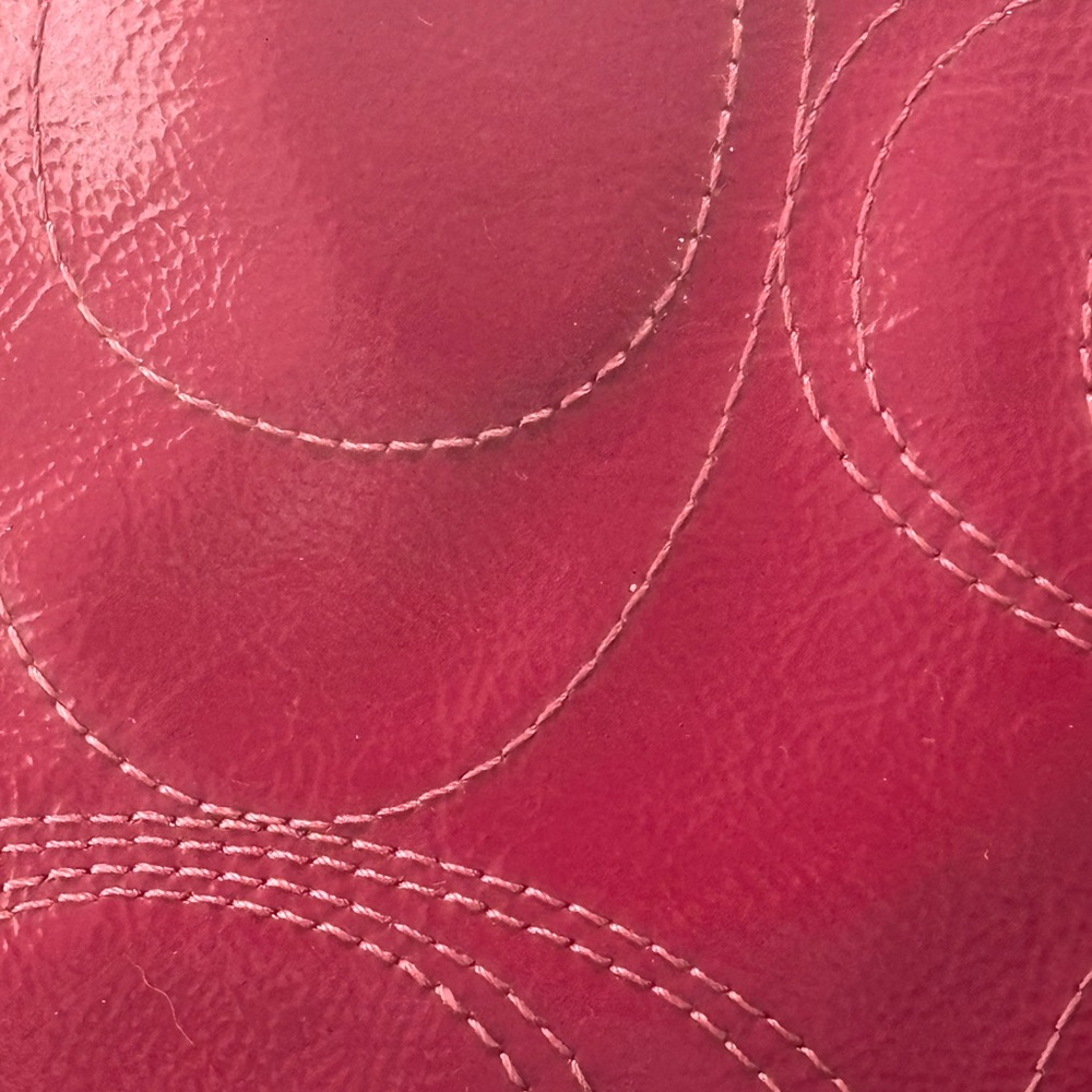 โจ COACH Berry Pink Signature Patent Leather Tote - Iconic stitched "C" pattern - Picture 11 of 16